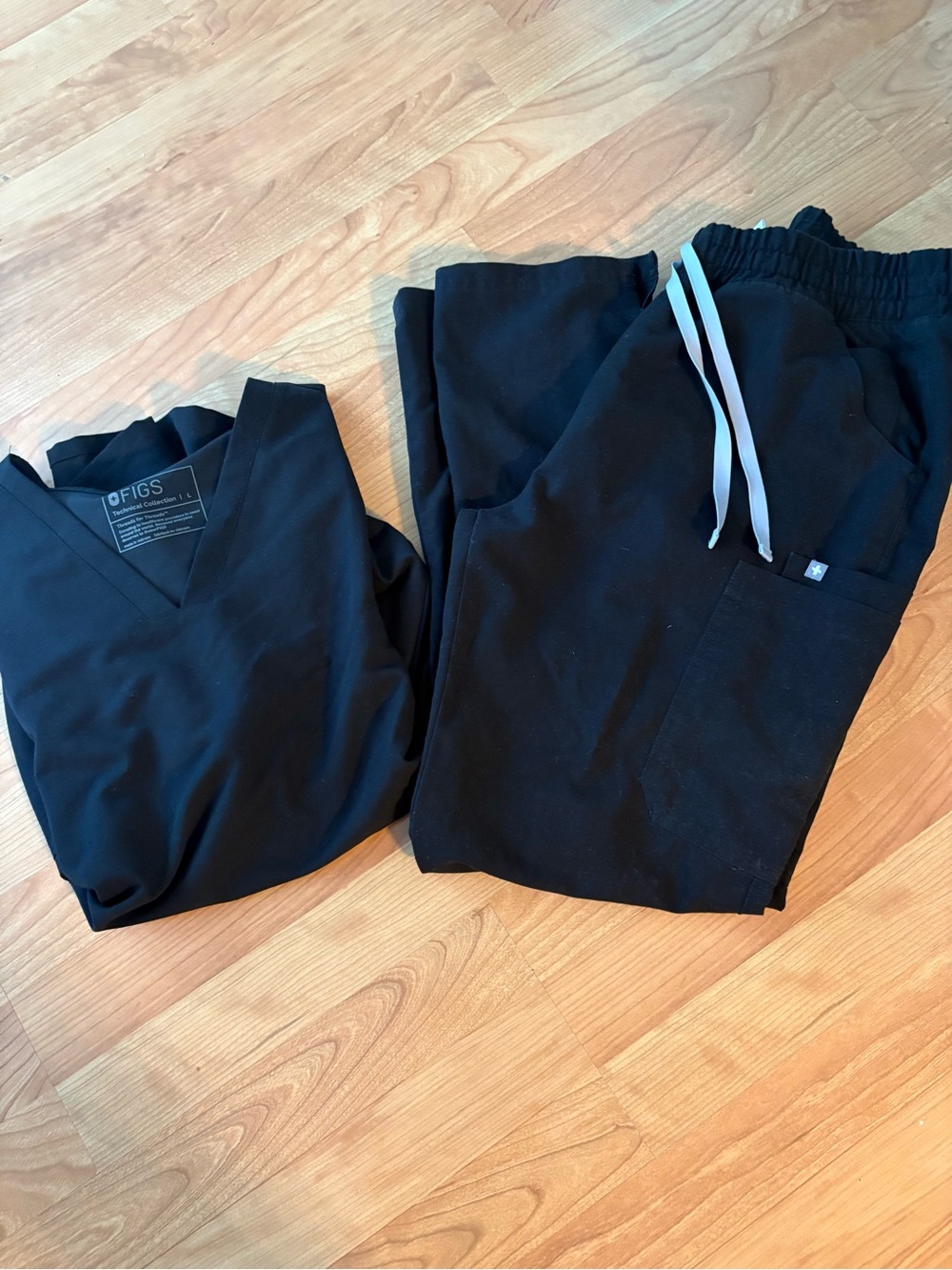 Women’s Figs two pocket shirt lg & Dowa GreyDrawstring Pants Med